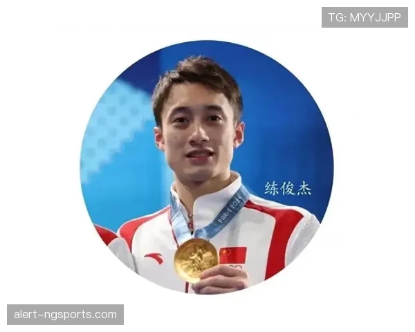 练俊杰训练完直接啃鸡腿，这自律和放纵切换得太丝滑了吧